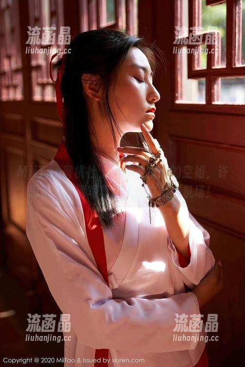 MiiTao蜜桃社-许思铭 MiiTao蜜桃社 - 这不是普通的空姐,许思铭的高清写真让人想立刻去机场!