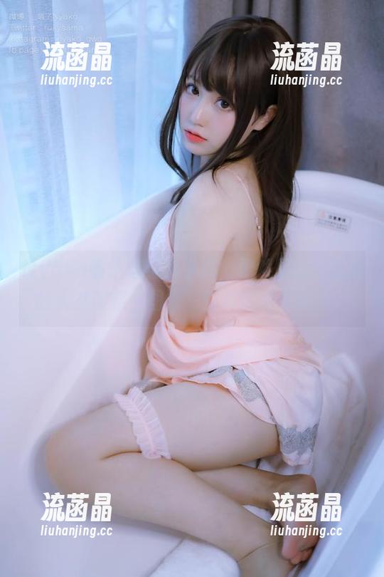 Nyako喵子这身水手服，果然是cos圈里的天然诱惑，图集一打开就走不动了。