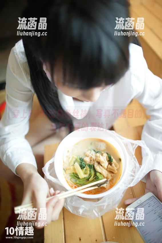 穿上ROSI的黑色丝袜，写真不是目的，而是态度的表达！