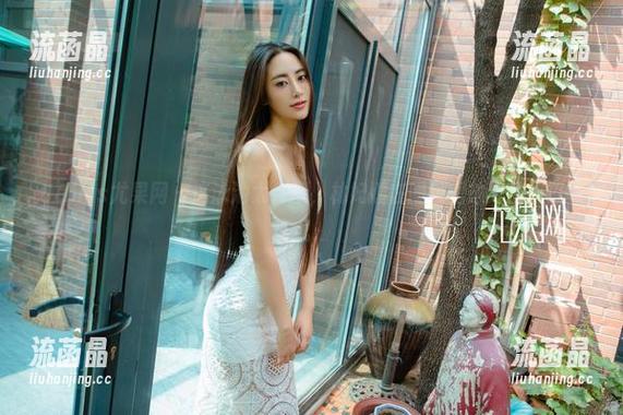 UGirls尤果网-林妃媛 UGirls尤果网 - 这泳池太会撩,林妃媛在图包里放大了点暧昧。