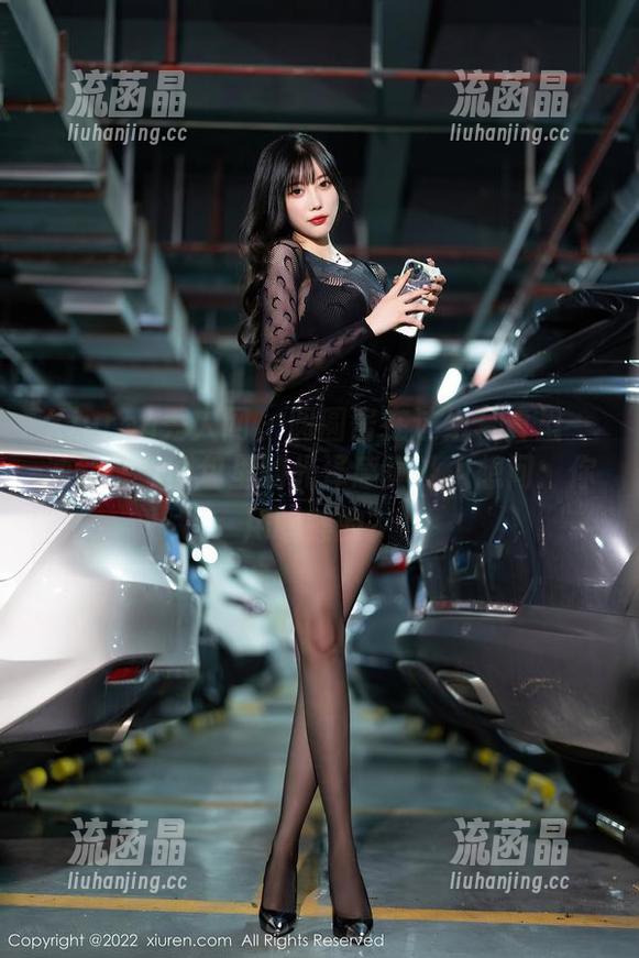 Xiuren秀人网-圆圆酱 Xiuren秀人网 - 圆圆酱在这组写真里一油到底,图包里的光泽感真让人想问:你用啥擦的?