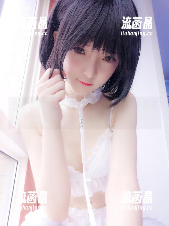 豆沙色调下的一小央泽最新写真：小恶魔，诱惑你别想逃。