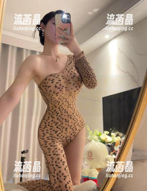 不爱笑的赛琳 微密圈 - 说得好像我真的很在意资源,实际上还是理智地看着不爱笑的赛琳的“视觉刺激”写真。