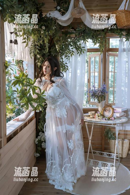 奈汐酱Nice 奈汐酱Nice的海边写真,真想说水太蓝,树影太斜,但她就是好看啊!