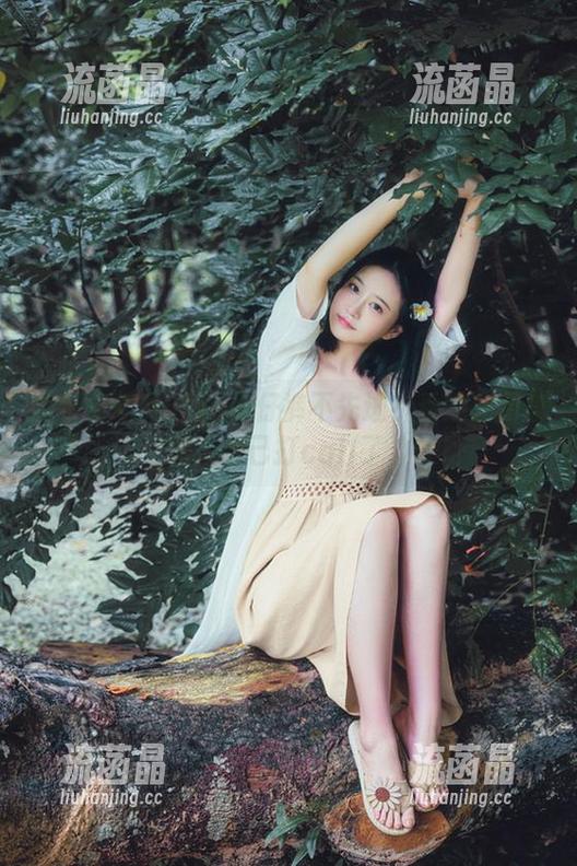 年年Nnian 谁说年年Nnian牛仔裤不先进?看她在网盘里为自己打call了。
