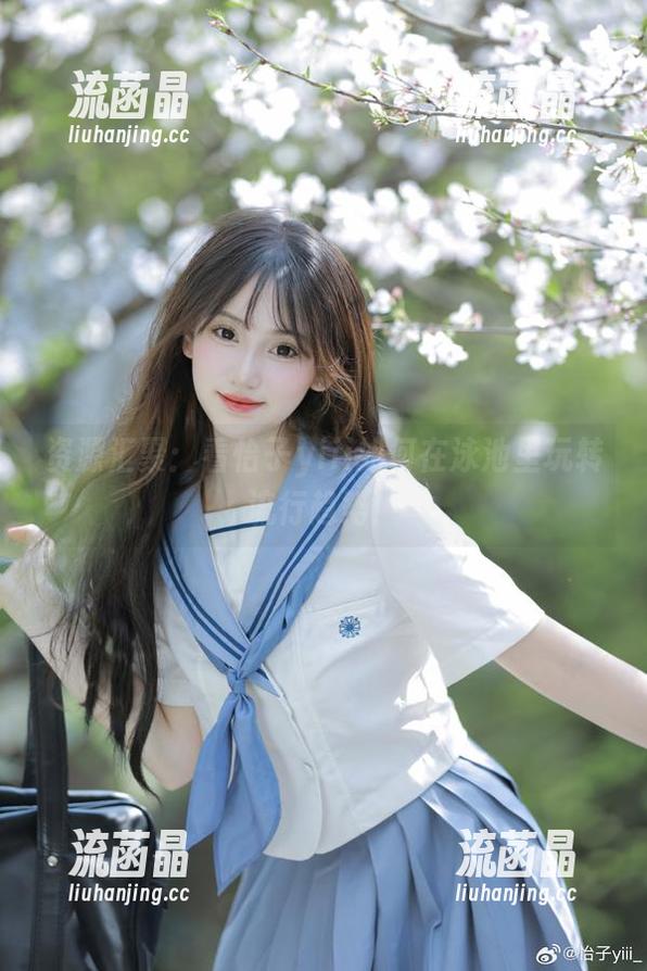 怡子yiii 资源汇聚:看怡子yiii如何在泳池里玩转流行趋势!