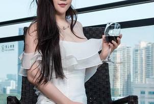 推女神 – 今日推荐！免！费！莫雅淇圣诞图集，不负“灵感小恶魔”之名。