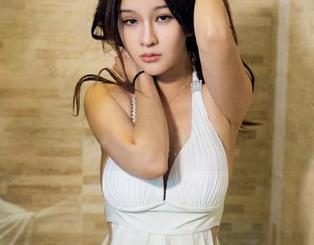推女郎 – 最新亮点：王馨瑶在泳池边的随意一瞥，像泡沫一样让人浮想联翩！