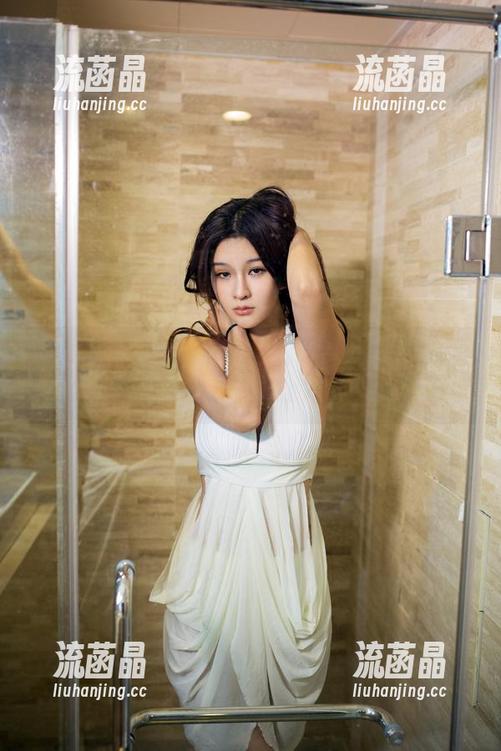 推女郎 - 最新亮点：王馨瑶在泳池边的随意一瞥，像泡沫一样让人浮想联翩！