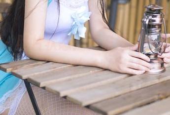 果团网 – 照片状态：莫雅淇与红裙对峙，颇有‘裙战’的架势啊！