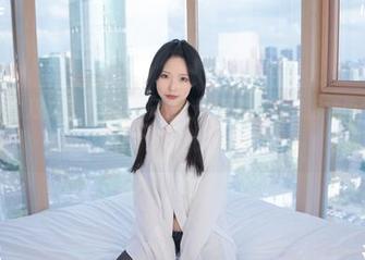 有个清水由乃的写真，名叫天使，结果我只是觉得她像个无辜的小孩儿…