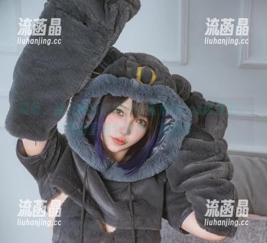 狐洛洛子 哎呀,我又被狐洛洛子的鲨鱼妹cos迷住了,原图里那个眼神,真的是...