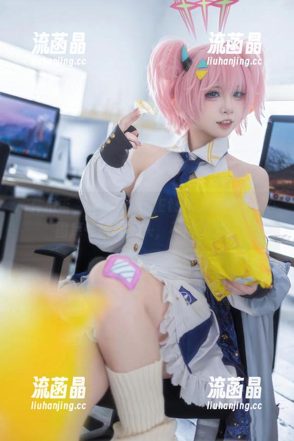 纸悦Etsu_ko 一件吊带,竟能让纸悦Etsu_ko的写真在图库中抢尽风头,不得不服。