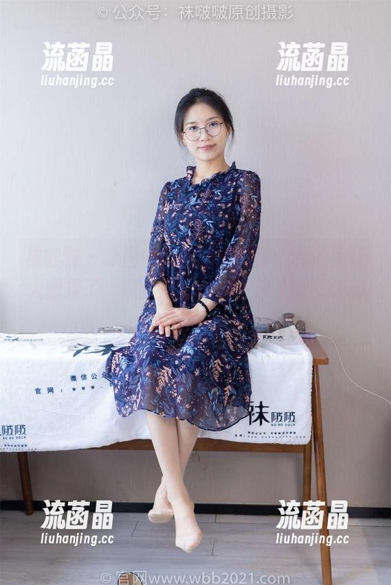 袜啵啵-奶油 袜啵啵 - 原图中的奶油兔女郎,真的太让人想捏了,照片里那种瞧不起人的态度着实…