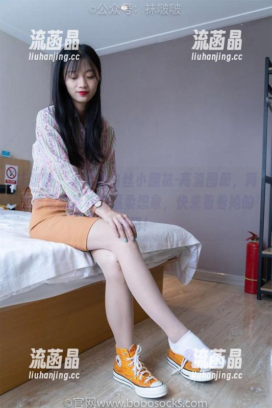 袜啵啵-小淳 袜啵啵 - 小淳的白丝小腿袜-高清图册,简直像是高跟鞋的温柔想象,快来看看她的腿吧!