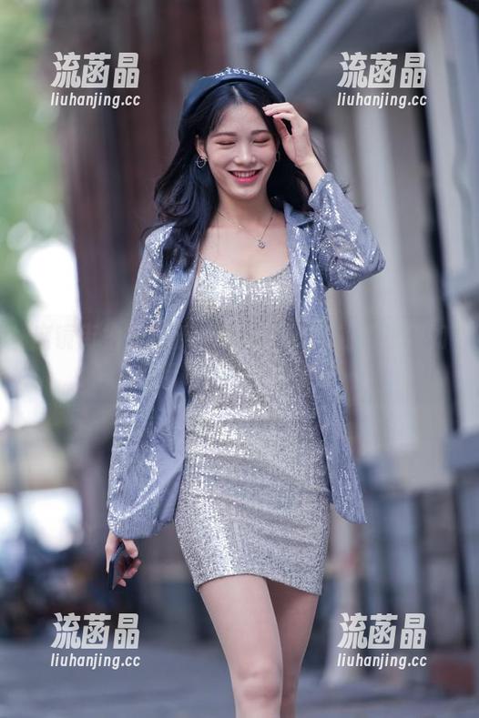 魔镜街拍-萌宝儿 魔镜街拍 - 最新!萌宝儿和她的肉丝裙如何与哈哈镜秀场抗衡