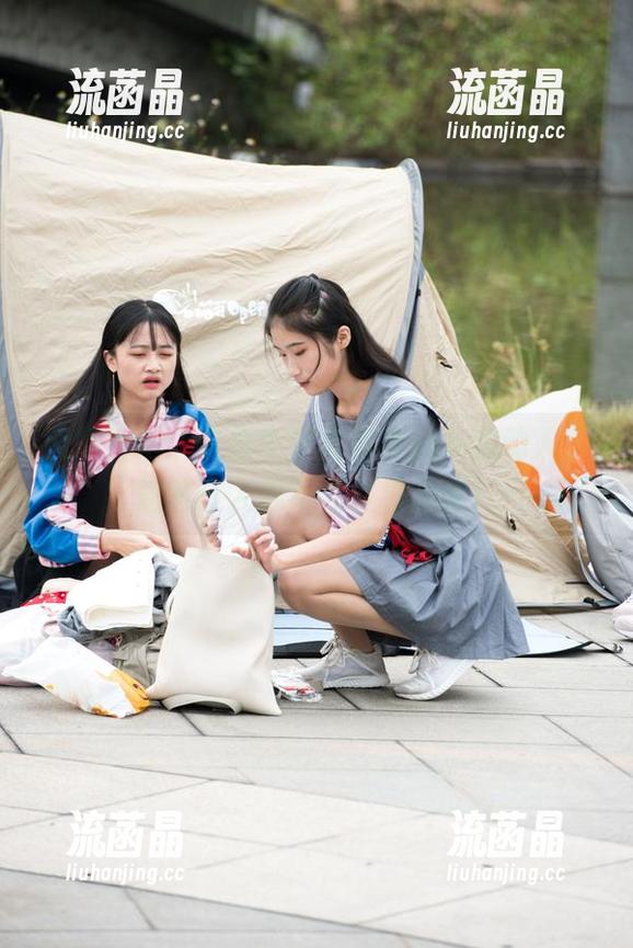 魔镜街拍 魔镜街拍:这位牛仔热裤女孩私拍动人,竟然让人忍不住多看几眼!